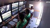 VAR裁判执法同时还能点外卖？尴尬一幕被转播镜头抓现行