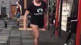 励志！单腿挺举225磅的神奇女侠 双腿健全的我跪着看完