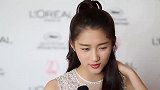 关晓彤和王俊凯录制晚会 红色连衣裙甜美无敌