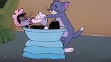 汤姆要给黑猫洗澡，没想到水太热，直接弹起来