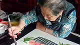 93岁老人坚持画画的爱好，奶奶画线依然非常流畅