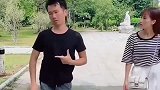 男子摆出奇怪的动作走路，一旁的人看见后，学到了精髓