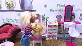 芭比娃娃理发店玩具！芭比美发师为顾客修剪发型