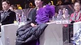 近日国剧盛典座位引争议,年轻演员坐前排,老艺术家做后排,网友说前排人不害臊吗?你怎么看?