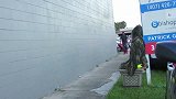 假扮成草人在路边吓人，被察觉后，路人非常惊讶
