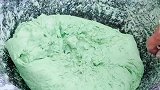 今天在家里和妈妈一起做清明粿。