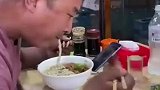 男子双手拿筷子吃饭，一旁的大爷都看呆了