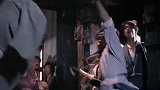 胡子男戏弄黑老大，还在那自作聪明，结果却被黑老大当球踢了