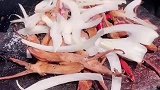 吃货石板鸭舌，搭配着冰镇的小罐头