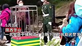 华山执勤武警被一位女子鲜花求婚，看清人脸之后，回应令人落泪！