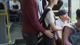 刑警色狼在公交车上作祟，怎料姑娘是便衣警察，抬手给他两巴掌