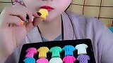 小姐姐直播吃小球衣巧克力，创意小零食，是我童年向往的生活