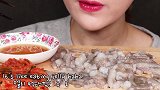 小姐姐吃超级小的小章鱼搭配泡菜，好像很好吃的样子哎