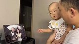 爸爸抱着萌娃看婚纱照
