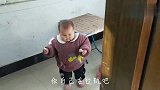 宝妈和一岁宝宝玩捉迷藏，看看一岁宝宝是怎么找妈妈的！太萌了！