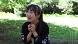 美女老板卖辣条没人要，自制西瓜味辣条卷，生意立马火爆了