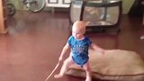 孩子们和自家宠物玩的多高兴，宠物也是很好的玩伴，真棒！