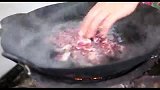 苗大姐第一次吃马肉，汤肉一泡嗦嗦吃