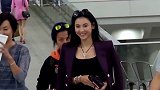 张柏芝产三胎后亮相衣着宽松，分享育儿经幸福露甜笑