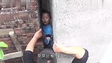 马路上卡着一双“美腿”,男子拉出来的那刻,忍不住笑了