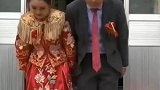 看着娘家人相继离开新娘哭了
