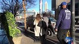 伪装成植物在路边恶搞路人，被吓的路人非常无奈