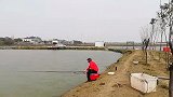 这么遛鱼对吗？40斤大鱼突然上钩，红衣钓友果断扔鱼竿放失手绳