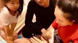 #章子怡 给儿子剃头～老公#汪峰 女儿醒醒在一旁围观，画面十