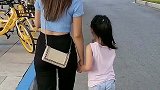 女子本弱为母则刚，为这位妈妈点赞