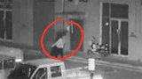 黑龙江鹤岗：男子半夜背扇铁门满街跑，次日一早小区居民惊呆
