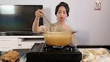 妹子自制“脆皮手枪炸鸡腿”，看起来好霸气，一个就吃饱了！