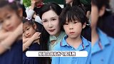 张纪中一家六口看赛龙舟，杜星霖抱小女儿母爱满满，全家福更像三代人