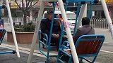 爷爷和奶奶在街边坐秋千椅的搞笑操作，这大概就是爱情吧！