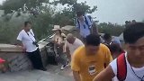 子欲孝而亲不在，爬泰山的阶梯上看到一幕，正能量！