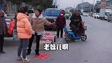 摆摊界扛把子,大姐神操作