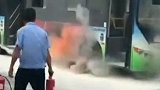 河南信阳一加油站旁突发车祸 公交车被撞起火