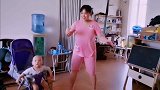 宝妈疯了吗？带4岁大宝学跳洗脑神曲6个月萌宝看懵了