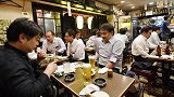 为何日本男人下班后大多不愿回家，而是去街边喝酒？原因很现实