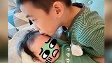 应采儿晒俩儿子合照jasper亲吻弟弟超有爱