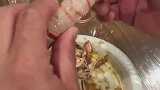 小伙剥虾果然有一套，不吃百斤练不出来这技术！