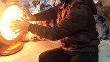 金毛正在取暖，被男主人一把推出去，下一秒汪星人霸气抢夺