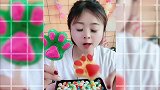 小可爱美女直播吃熊掌棒棒糖，一口下去超过瘾，是我向往的生活