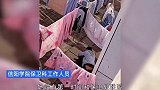 男子蹲某高校女寝楼下偷闻内衣，校方已报警！