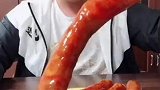 小伙子，这腊肠虽说是纯肉的，上面一层辣椒油怎么下口啊