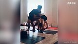 这样去练习身体柔韧性！真是太拼了 看着都疼