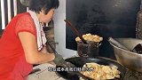 福建泉州炸猪皮，藏在百年老宅，70岁奶奶日炸200斤猪肉满满古早味