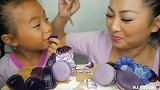 美女试吃紫色甜点蛋糕、果冻和分层蛋糕