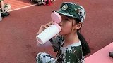 军训时偷拍校花喝水，当看到下一秒的举动，对不起我想我恋爱了！