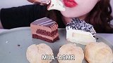 美女试吃提拉米苏蛋糕、巧克力蛋糕、奶油曲奇蛋糕