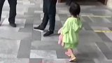小朋友测体温时也要自己的玩具测体温，大叔的举动守护了孩子的童心
